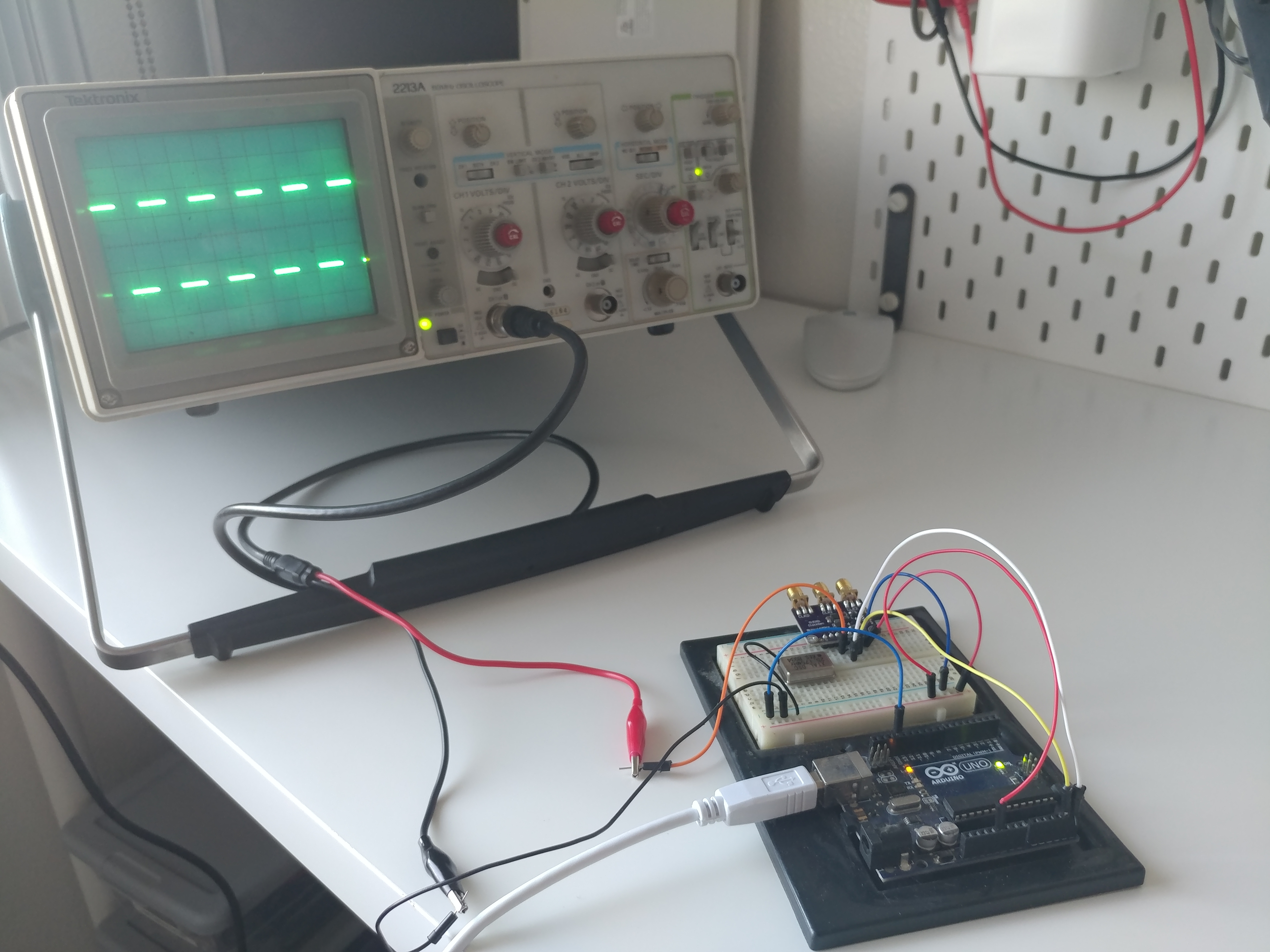 Testing an I2C clock generator with an analog scope. Aesthetic.
